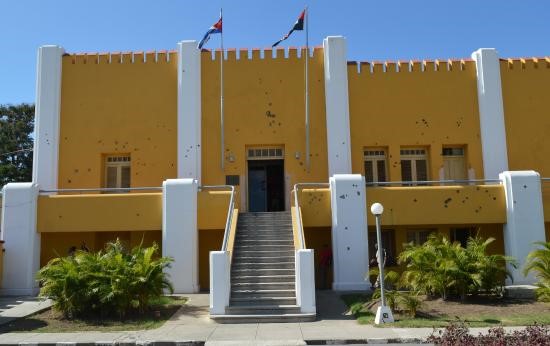 “El Cuartel Moncada, escenario de una de las  principales batallas de Castro y los barbudos en Santiago de Cuba.”