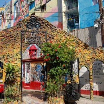 El callejón de Hamel de La Habana, una mezcla de colores, sonidos y rostros que matizan dentro de la ciudad una tendencia exclusiva del arte popular.